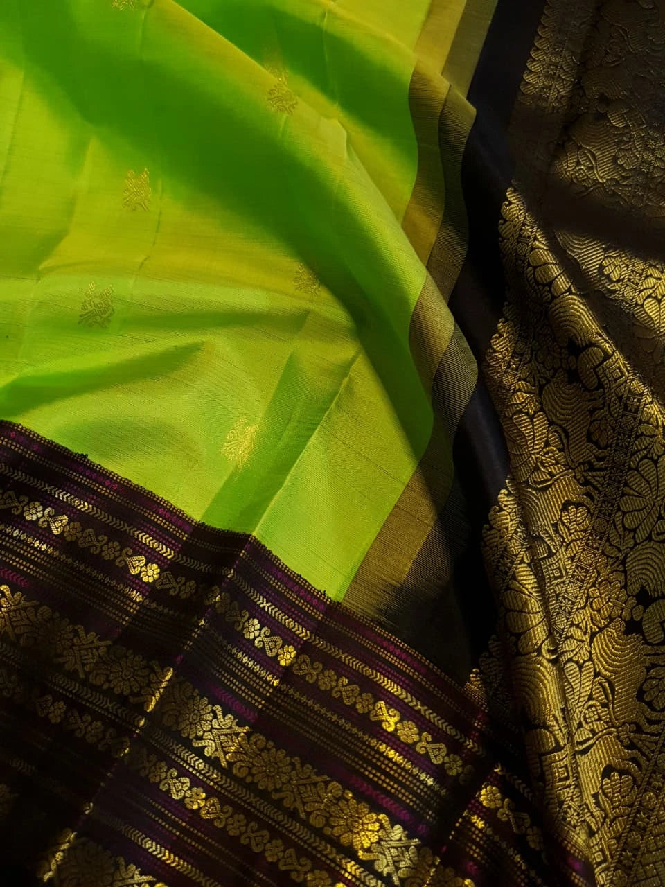 2G Pure Korvai Kanjivaram Silk Saree in Parrot Green with Black Floral Zari Border | Silkmark Certified