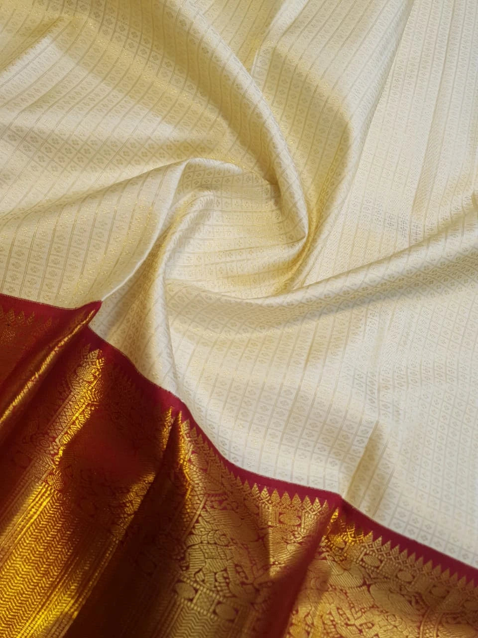 2G Pure Korvai Kanjivaram  Silk Saree in Cream with Red Contrast Border & Rich Gold Zari Peacock Design | Prahla Silks