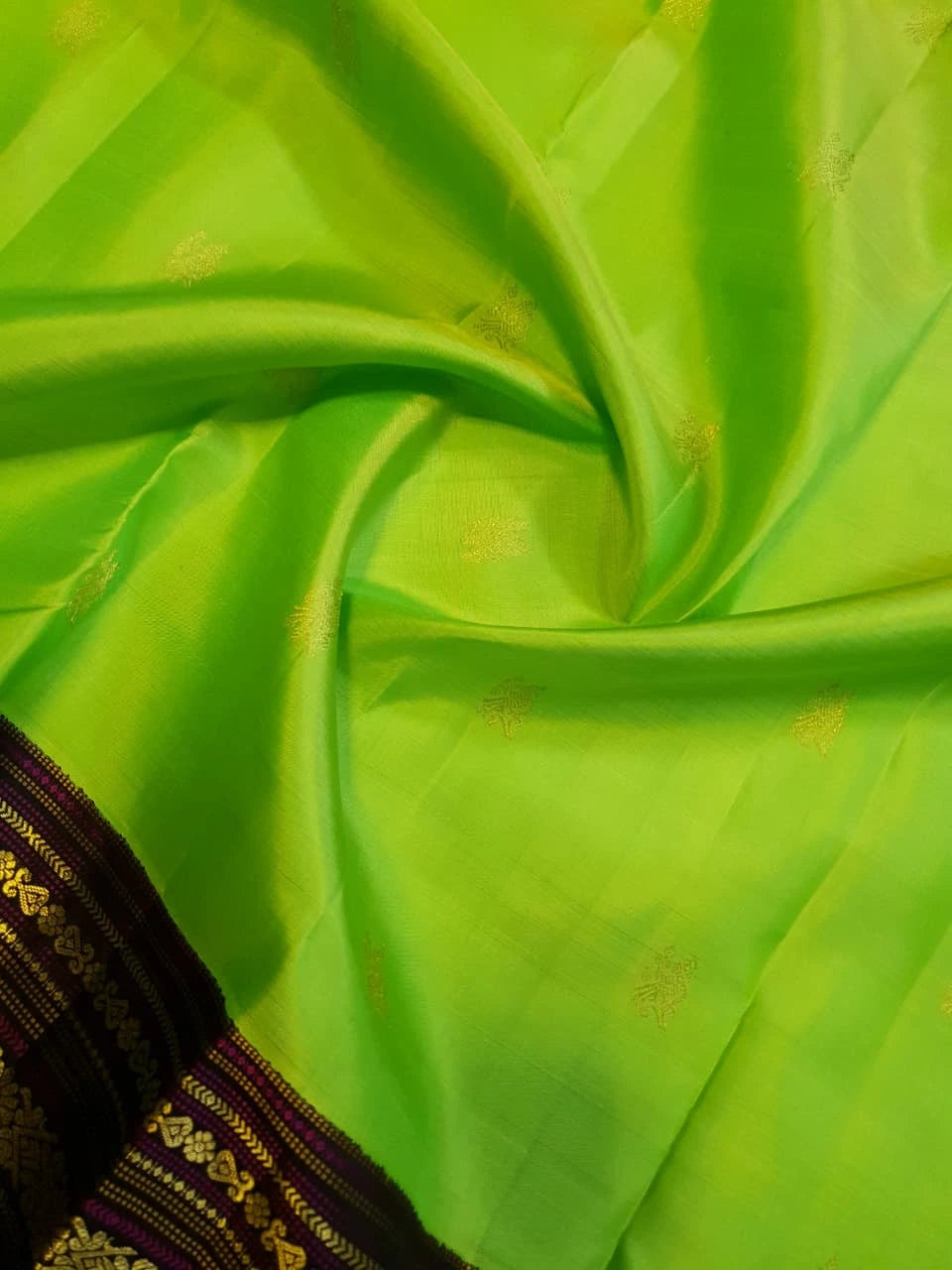 2G Pure Korvai  Kanjivaram Silk Saree in Parrot Green with Black Floral Zari Border | Silkmark Certified