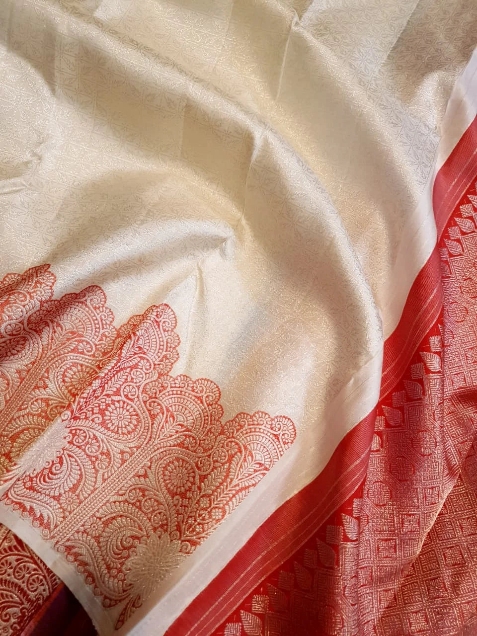 2G Pure Kanjivaram Silk Saree in Ivory White with Peach Floral Paisley Zari Border | Silkmark Certified